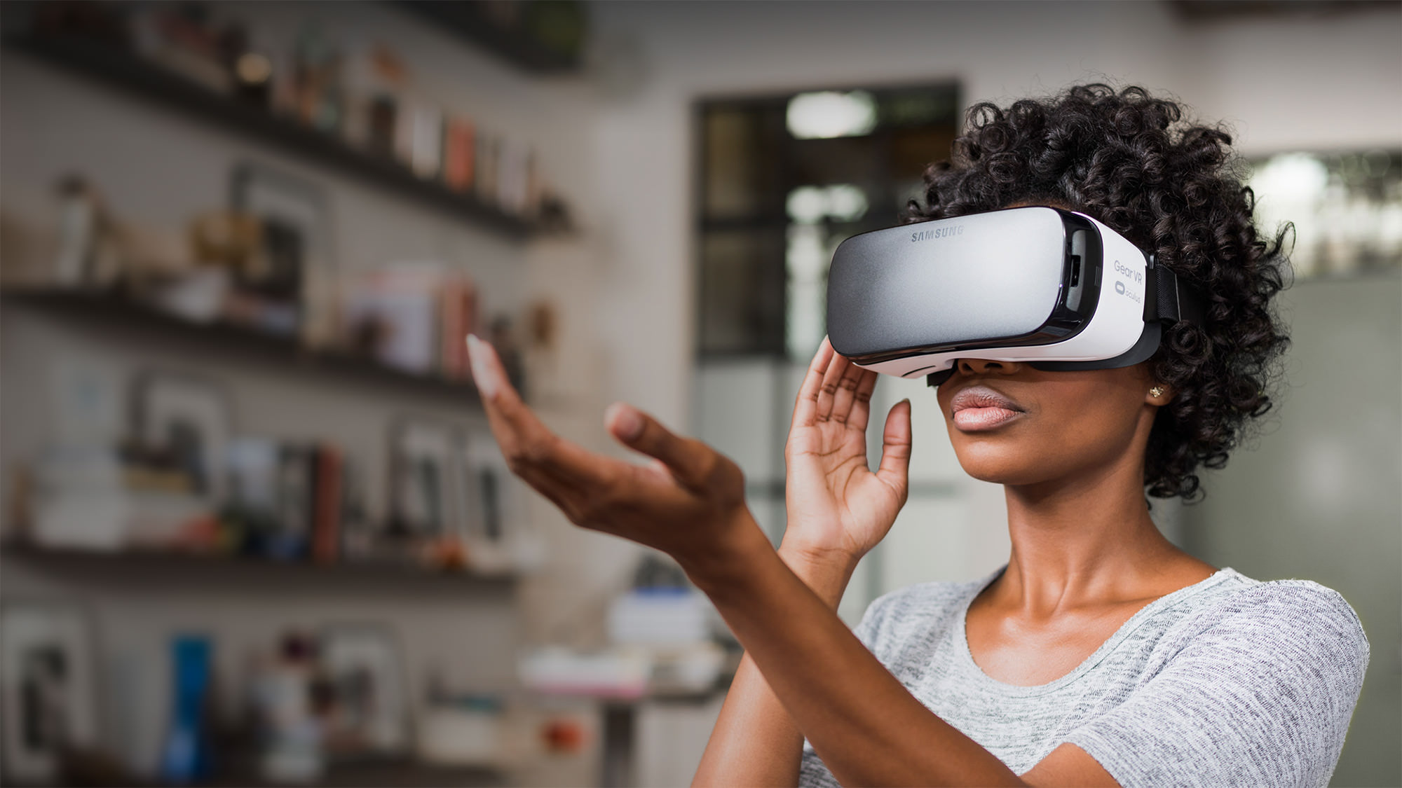 Mulher participando de experiencia em realidade virtual